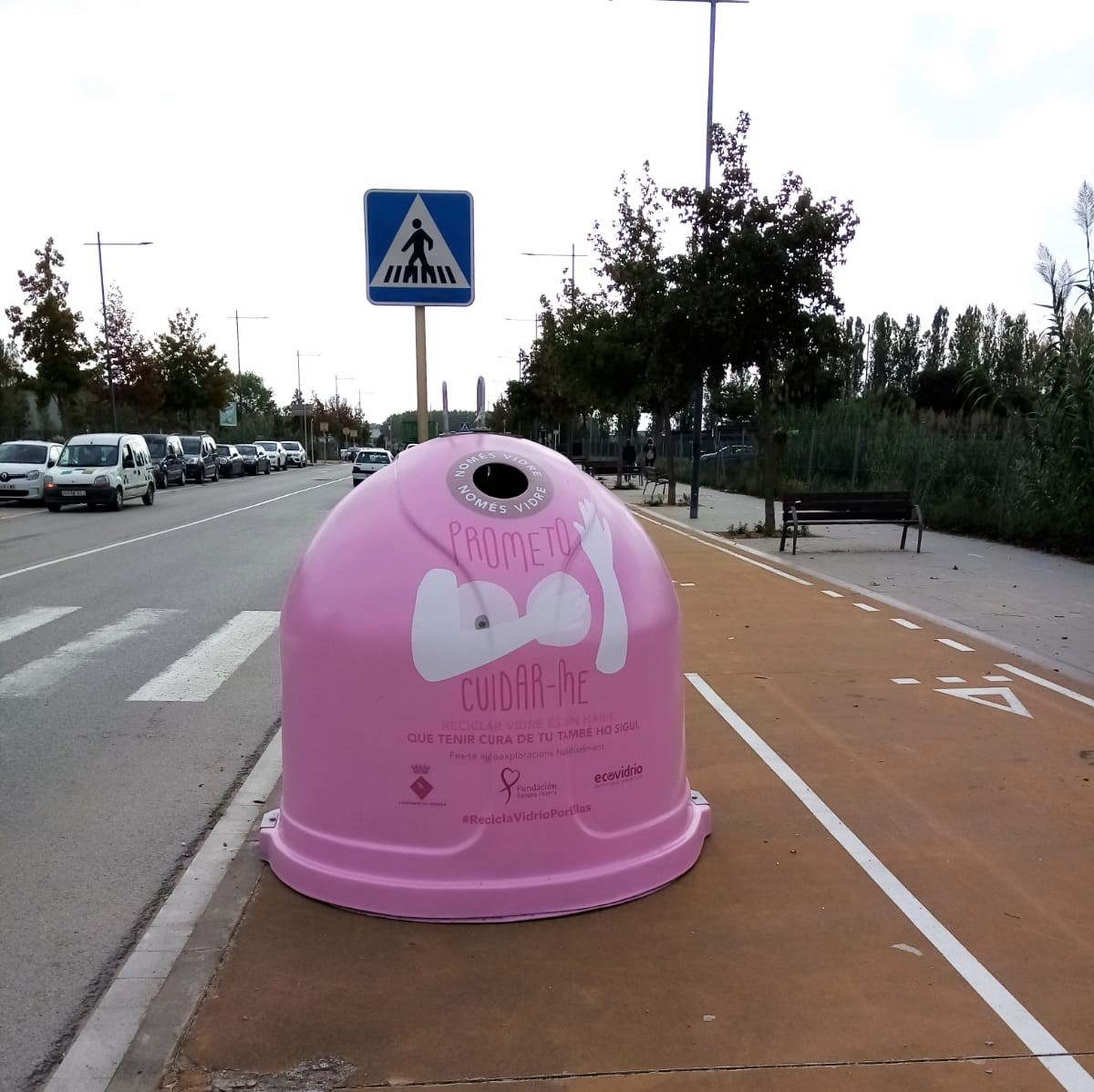 Tordera instal·la un contenidor de vidre solidari amb motiu del Dia Mundial del Càncer de Mama