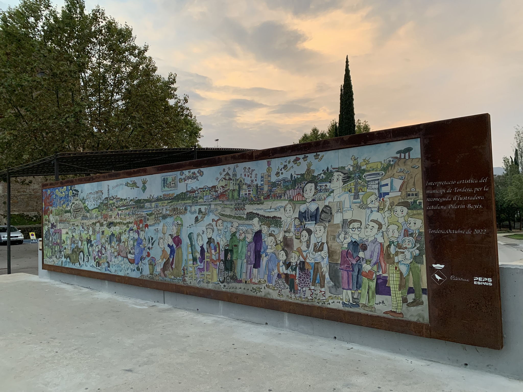 La ninotaire Pilarín Bayés, acompanyada per l'Alcalde, presenten el nou mural sobre Tordera