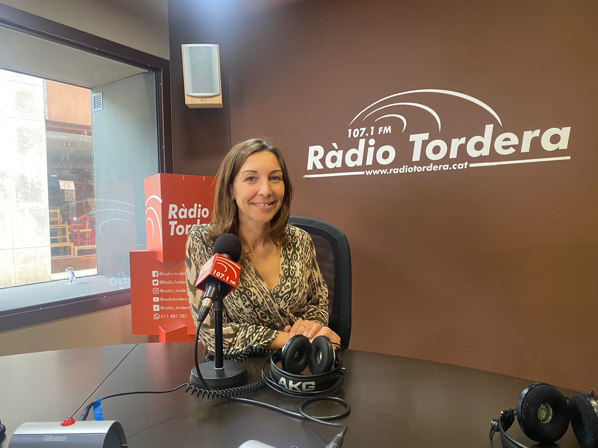 Elisabet Megias micròfon Ràdio Tordera 
