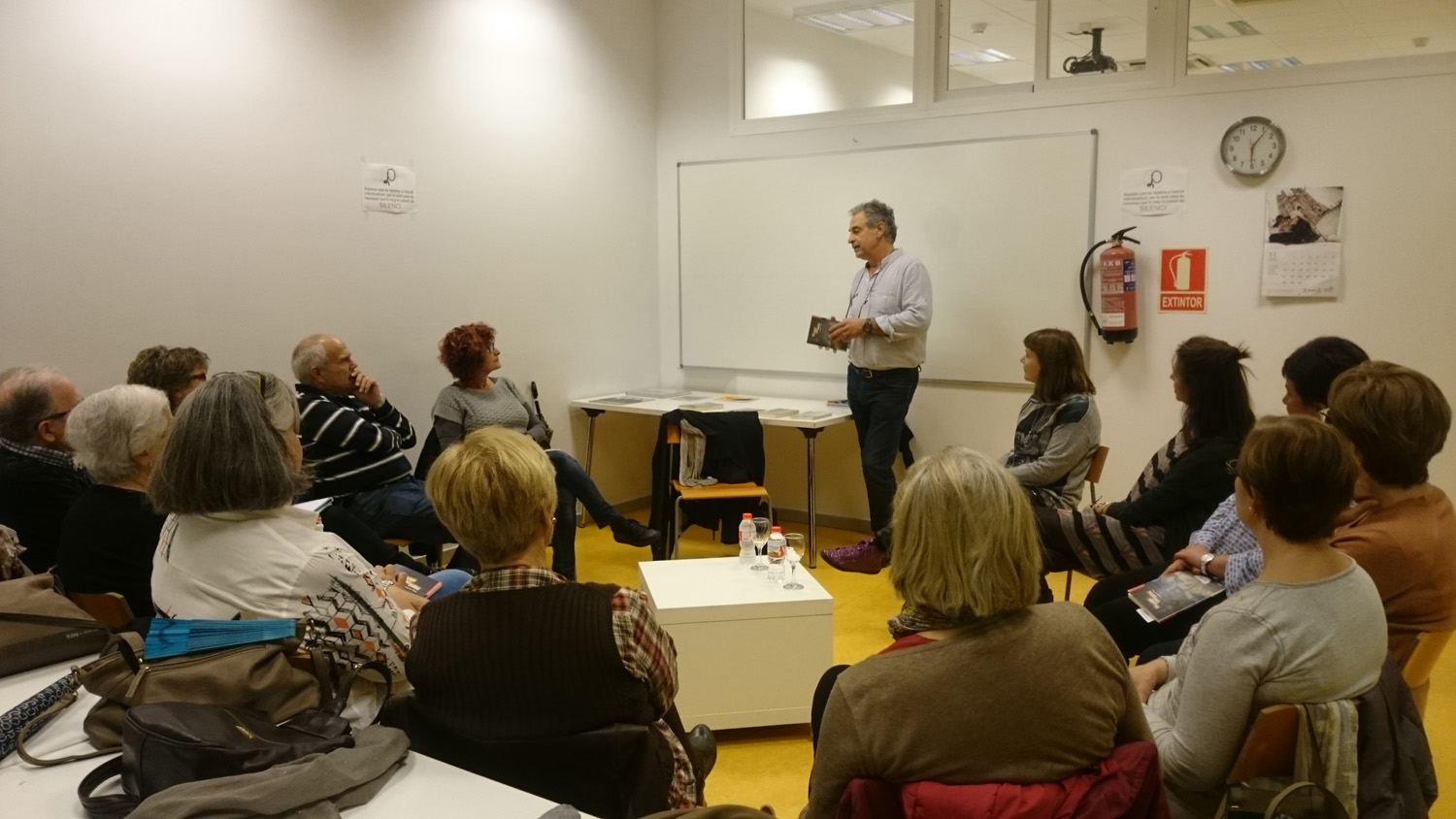 Els alumnes del curs de català escrit de l'Escola d'adults van gaudir de la xerrada que l'escriptor local Quim Haro va fer en relació al llibre 