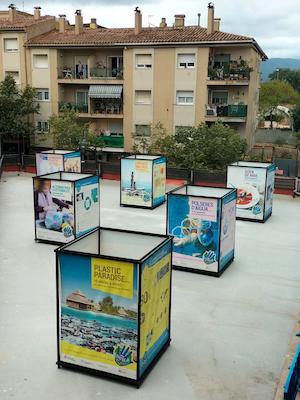 La placeta de l'edifici de Cal Ros, al carrer Sant Ramon acull l'exposició a l'aire lliure  